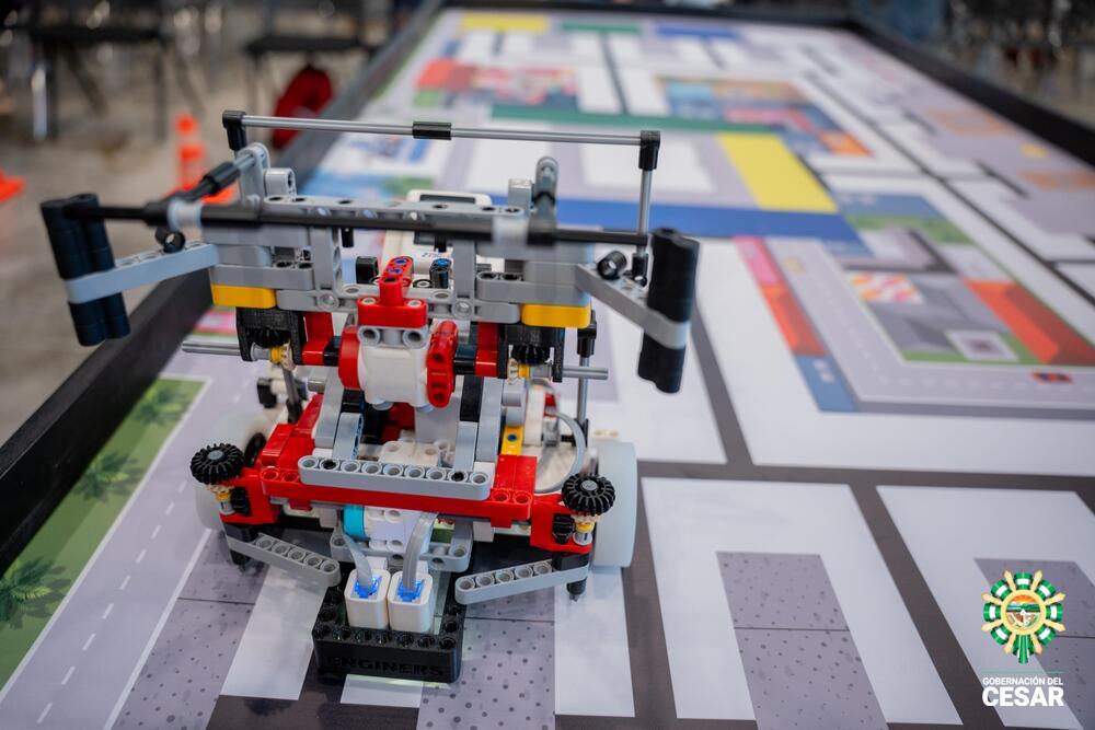 Primer plano de un robot de competencia sobre pista de pruebas en la World Robot Olympiad Colombia - Regional Cesar 2026