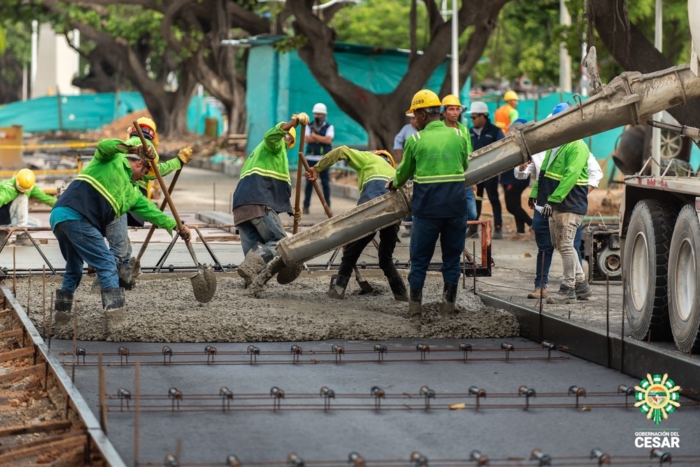 Obras de pavimentación y construcción de andenes en la Avenida Simón Bolívar de Valledupar previo al Festival Vallenato 2026.