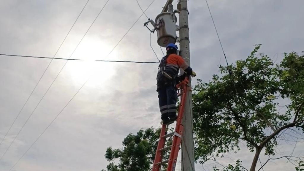 Operario de Estiv en poste realizando mantenimiento del alumbrado público en Valledupar para retirar conexiones ilegales.
