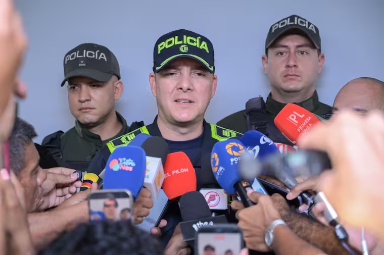 Rueda de prensa sobre extorsión en Valledupar: Coronel Germán Gómez rodeado de micrófonos de medios locales.