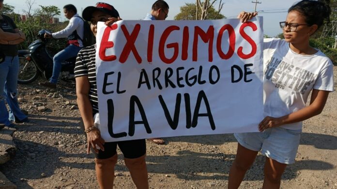 Primer plano de pancarta escrita a mano que dice 