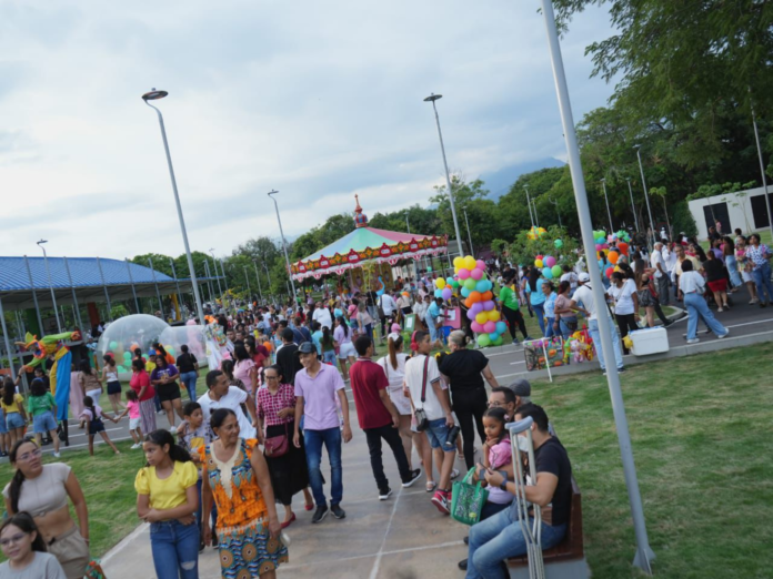 Familias y visitantes en el Parque de la Vida en Valledupar durante actividades recreativas