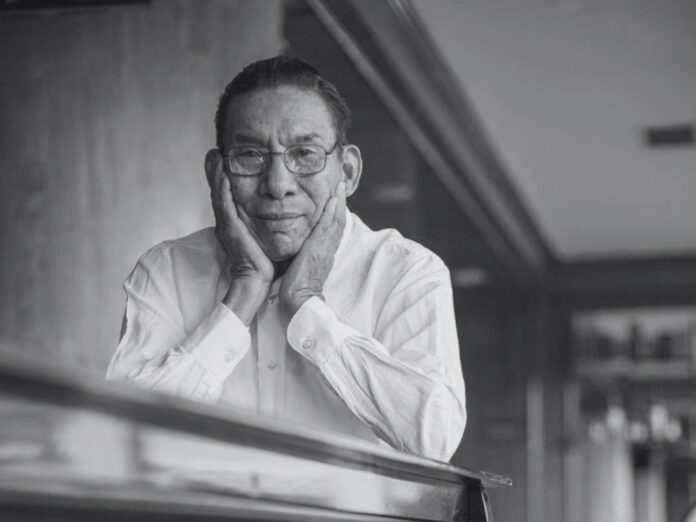 Retrato del maestro Pedro Ramayá Beltrán, 'Rey del Millo', sonriendo con las manos en el rostro, antes de su fallecimiento.