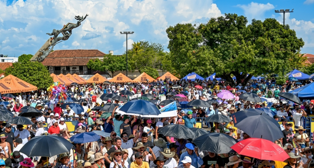 Multitud en la Plaza Alfonso López de Valledupar durante un evento del Festival de la Leyenda Vallenata.