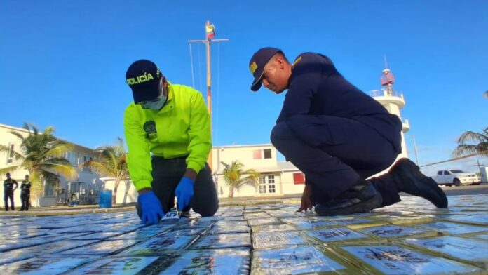 Agentes de la Policía y Armada Nacional inspeccionando parte del cargamento de cocaína en San Andrés incautado en una lancha.