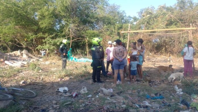 Agentes de la Policía Metropolitana de Valledupar dialogando con habitantes y frenando nuevos intentos de invasiones en Valledupar en el sector de Villa Jaidith.