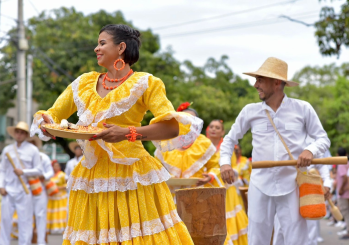 Pareja de baile tradicional en el Desfile de Piloneras durante el Festival de la Leyenda Vallenata en Valledupar.