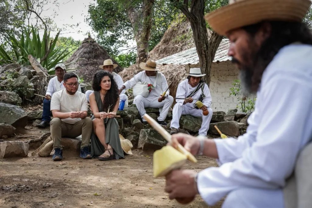 comunidad indígena realizando ritual con hoja de coca en Colombia
