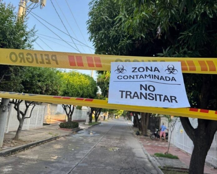 Cinta de peligro y cartel de zona contaminada en Los Cortijos por rebosamiento de redes de Emdupar en Valledupar.