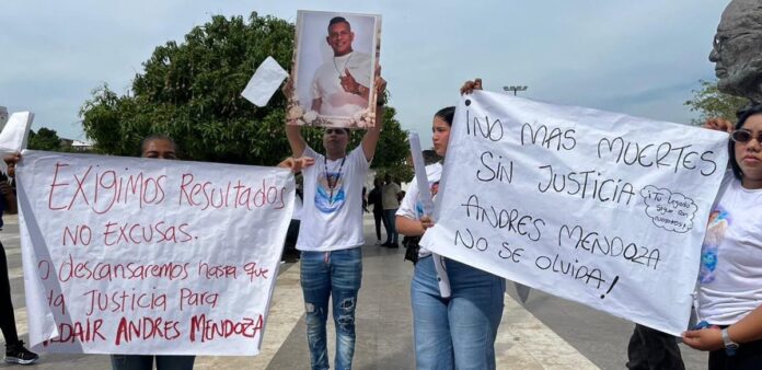 Familiares de Aldair Mendoza en plantón frente a la Alcaldía con pancartas que exigen justicia y resultados contra la inseguridad en Valledupar.