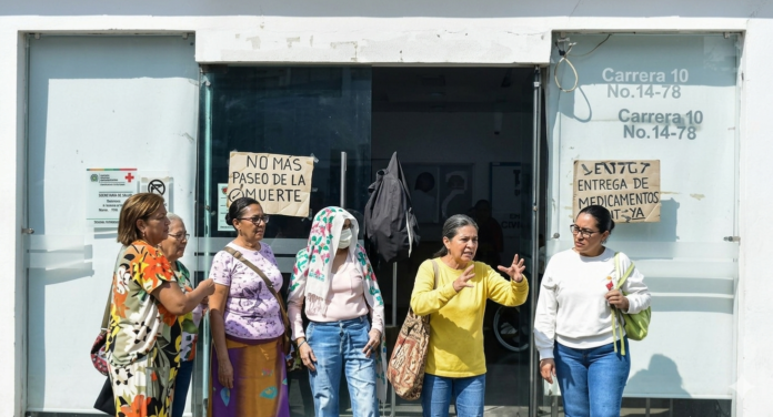 Grupo de mujeres protestando frente a la sede de la Nueva EPS en Valledupar con carteles que dicen 