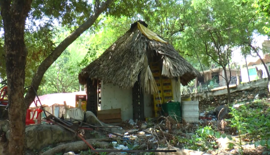 Estado de abandono en el Pueblito Vallenato de Valledupar con estructuras deterioradas y falta de mantenimiento
