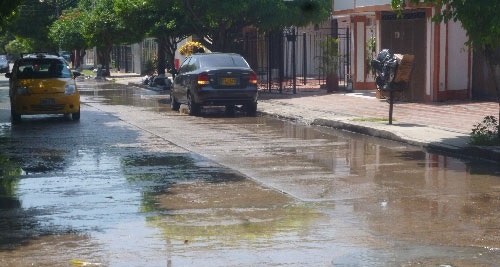 Calles del barrio Los Cortijos inundadas por aguas residuales debido al colapso de redes de Emdupar en Valledupar.