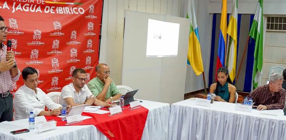 Retrato del rector de la UPC, Rober Romero, hablando frente a micrófonos de prensa sobre la expansión universitaria.