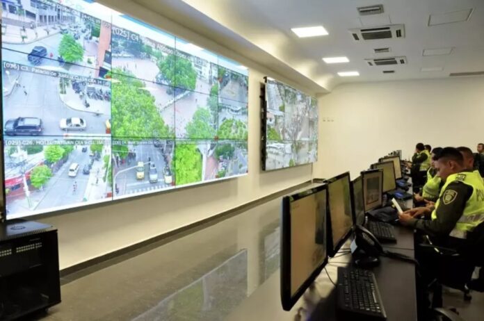 Sala de monitoreo de cámaras de seguridad en Valledupar activada para el Festival de la Leyenda Vallenata 2026.