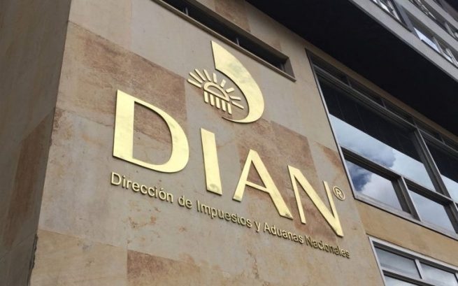 Fachada del edificio de la DIAN en Valledupar mostrando el logo dorado en relieve. Imagen de referencia para los nuevos alivios tributarios DIAN y el Decreto 240 de 2026.