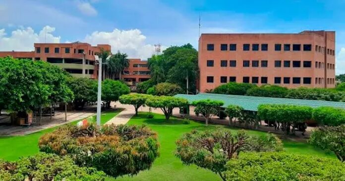 Vista panorámica de los edificios y zonas verdes de la sede de la Universidad Popular del Cesar en el departamento del Cesar.