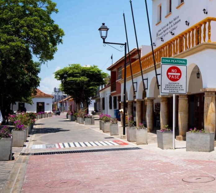 Señalización vial en el Centro Histórico de Valledupar tras los cambios en la circulación vehicular.