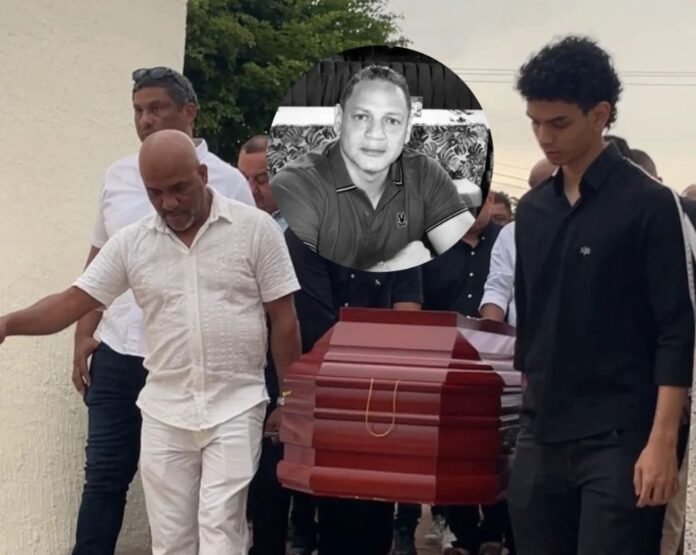 Composición que muestra el cortejo fúnebre del ‘Mono’ Estrada en Valledupar, con familiares llevando el féretro e inserto de su fotografía en vida.
