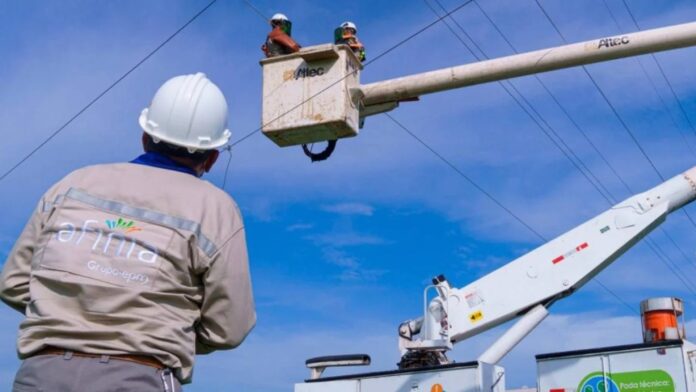 Ingeniero de Afinia supervisando los mantenimientos programados sobre las líneas de energía en Valledupar.