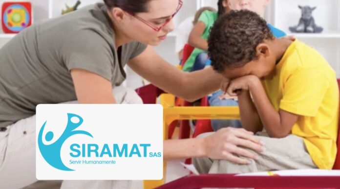 Terapeuta profesional del centro Siramat asiste a un niño durante una sesión de tratamiento para niños con autismo en Valledupar.