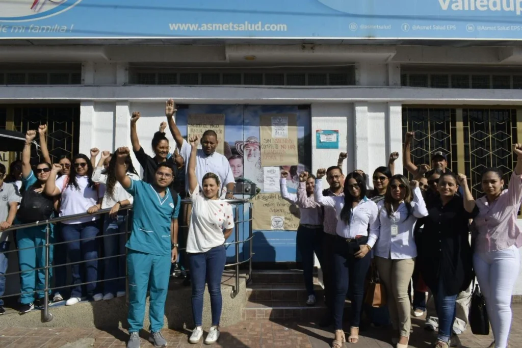 Grupo de trabajadores de Asmet Salud en Valledupar sentados en las afueras de la entidad durante el inicio del paro indefinido.