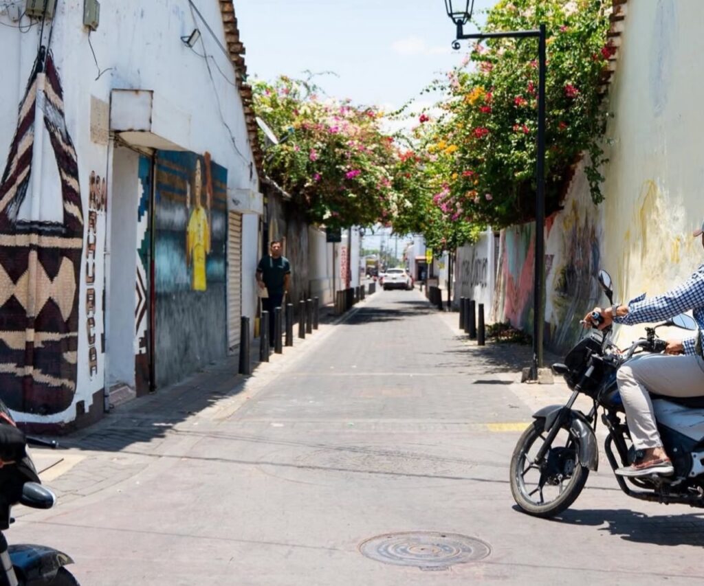Circulación vehicular por las calles habilitadas del Centro Histórico de Valledupar cerca de zonas comerciales.