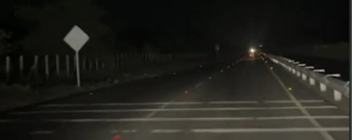 Alumbrado público en Valledupar: Vía a La Paz en total oscuridad por robo de energía, mostrando solo reflectores en el asfalto.