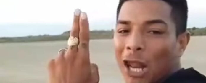 Captura de pantalla del video viral de alias Naín en La Guajira donde desafía a las autoridades regionales.