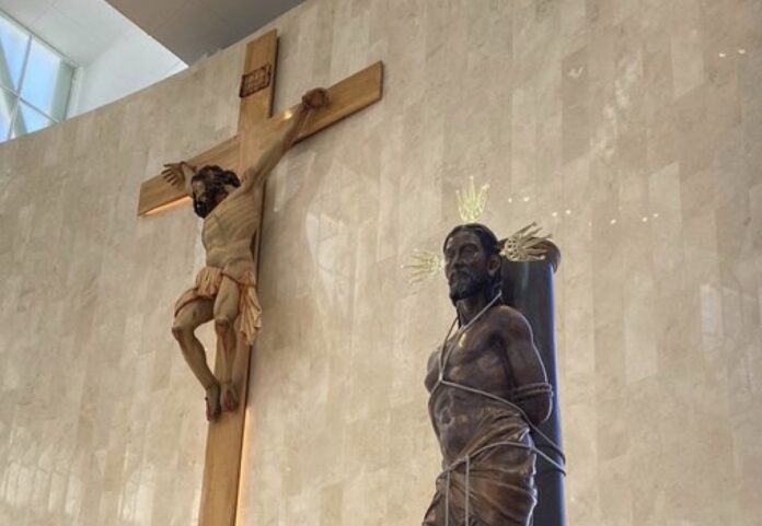 Imágenes religiosas de la Pasión de Cristo en un templo de Valledupar.