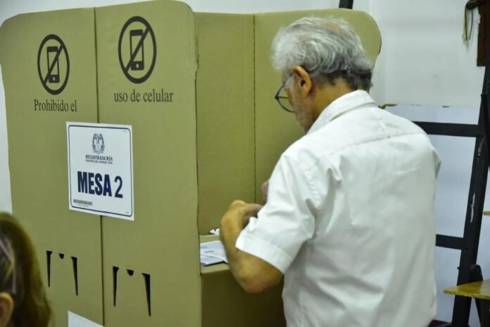 Ciudadano ejerciendo su derecho al voto en un cubículo de la Registraduría durante las Elecciones JAC 2026 en el Cesar.
