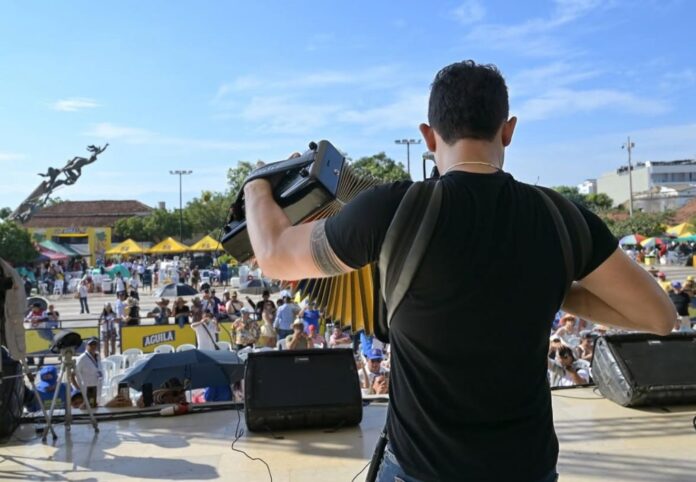 Acordeonero profesional compitiendo en la Plaza Alfonso López por el título de Rey Vallenato Profesional 2026.