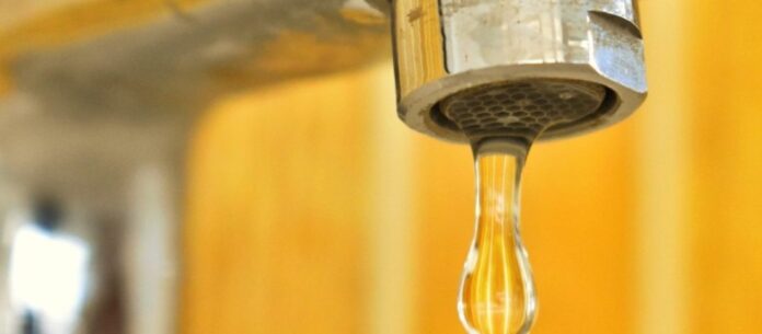 Goteo de agua en un grifo debido a la baja presión reportada por Emdupar en Valledupar tras lluvias en la cuenca alta.