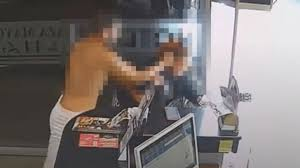 Momento exacto de la brutal agresión en Medellín contra una recepcionista del Hotel Plaza Mayor 44.