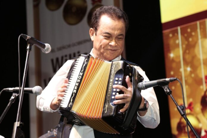 El maestro Alfredo Gutiérrez, tres veces Rey Vallenato, tocando el acordeón en una presentación en vivo.
