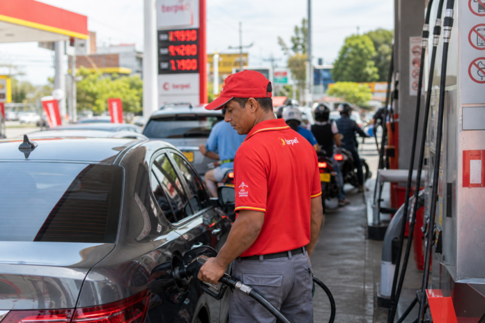 Conductores tanqueando sus vehículos tras el aumento en el precio de la gasolina y ACPM en Colombia.