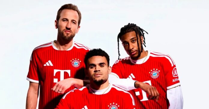 Bayern Múnich: Luis Díaz, Harry Kane y Michael Olise posan con la nueva camiseta para la temporada 2026/2027.