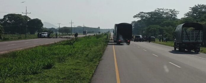 Bloqueo de la vía entre Aguas Blancas y Valledupar por manifestación del Movimiento Campesino.
