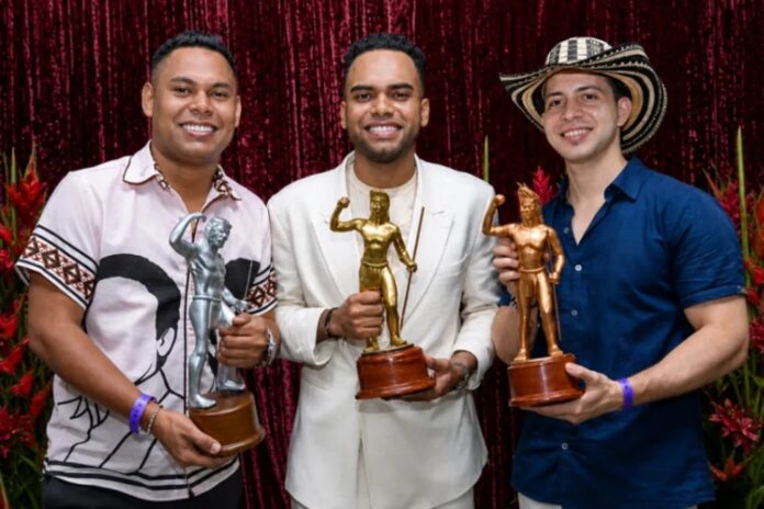 El acordeonero Camilo Molina junto a José Juan Camilo Guerra y Edgardo Bolaño con sus trofeos del Festival Vallenato 2026.