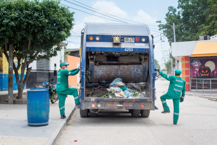 Operarios y camión compactador de Interaseo reforzando las rutas de limpieza en el Festival Vallenato 2026.