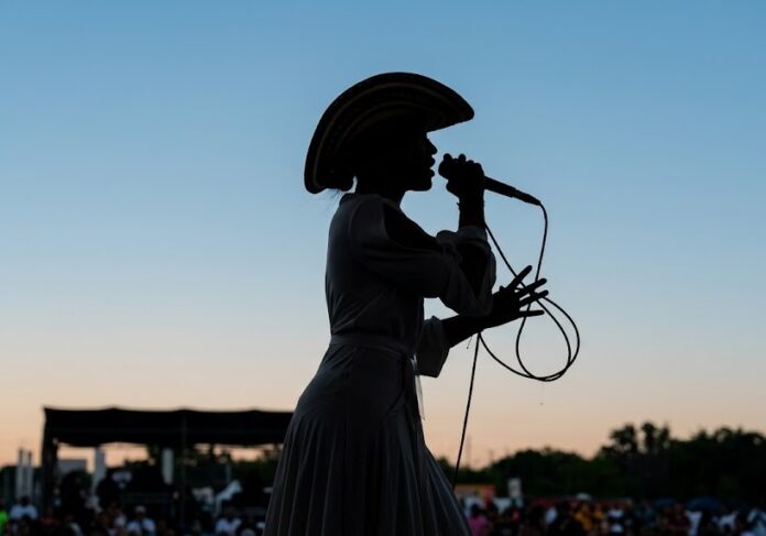 Silueta de una compositora interpretando una obra en el concurso de Canción Vallenata Inédita 2026 durante el 59° Festival de la Leyenda Vallenata.