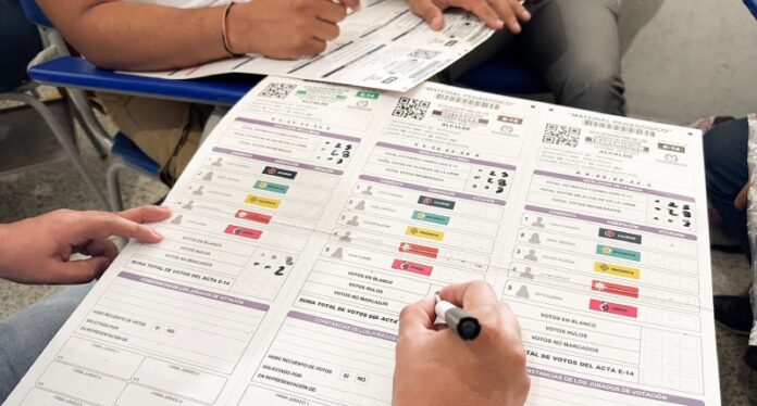 Jurados de votación en el Cesar realizando el diligenciamiento pedagógico de formularios E-14 para las elecciones presidenciales.
