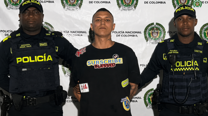 Agentes de la Policía Nacional de Colombia presentan al capturado por el asesinato de alias ‘Samper’ en Valledupar.