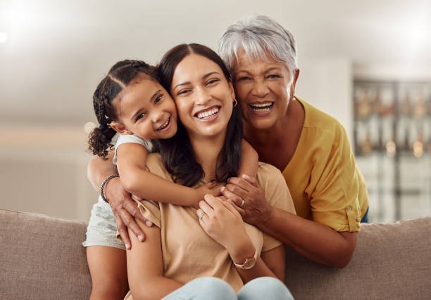 res generaciones de mujeres celebrando el Día de la Madre en Valledupar, destacando la importancia emocional de esta fecha para el comercio local.