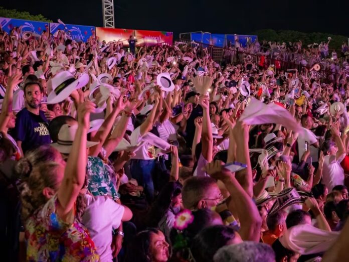 Multitud celebrando con sombreros vueltiaos en el Festival de la Leyenda Vallenata 2026.