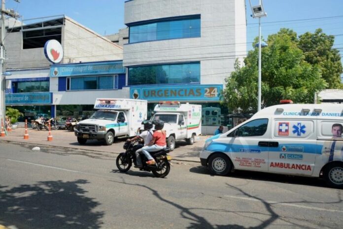 Fachada de la zona de urgencias de la Clínica Laura Daniela en Valledupar, con ambulancias preparadas para la atención de pacientes.