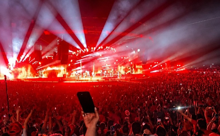 Multitud de seguidores del Silvestrismo vestidos de rojo durante un concierto de Silvestre Dangond.