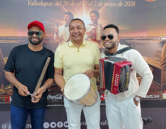 Concursantes al título de Rey Vallenato 2026 posan con guacharaca, caja y acordeón en Valledupar.