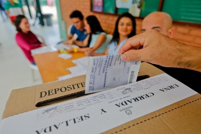 Ciudadano deposita su voto en una urna durante la jornada de elección de jurado de votación 2026.