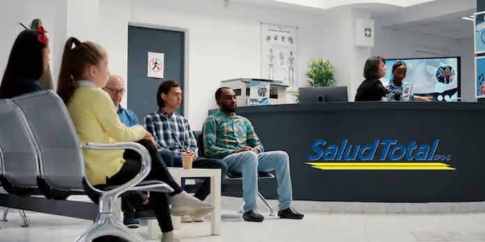 Sala de espera con el logo de Salud Total Valledupar, donde usuarios denuncian fallas en el servicio.